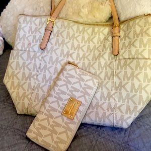 Nice used Michael Kors bag with wallet!